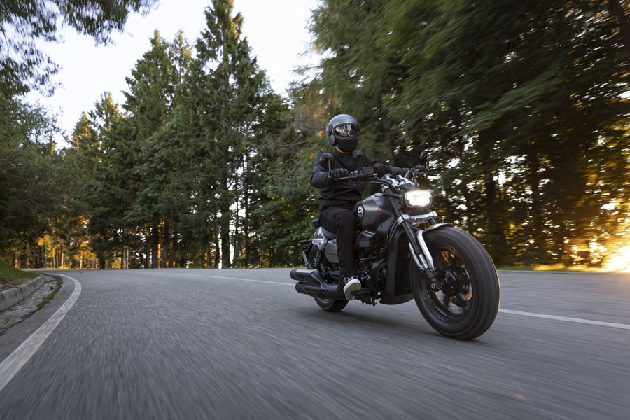 Benelli Leoncino Bobber 400 perfil lateral – cruiser A2 con motor V-Twin 400 cc