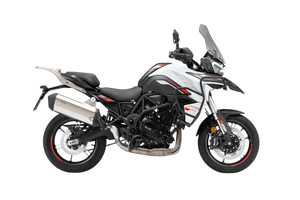 Benelli TRK 702 2025 en color blanco, ya disponible en nuestro concesionario de Tarragona