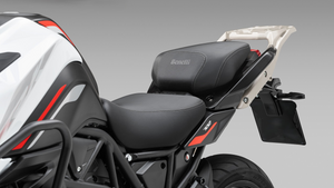 Asiento calefactable de la Benelli TRK 702 2025, ideal para largos trayectos