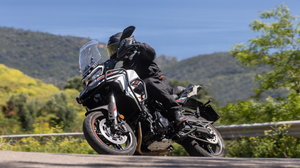 Benelli TRK 702 blanca full equip, versión 2025 con entrega en Castellón