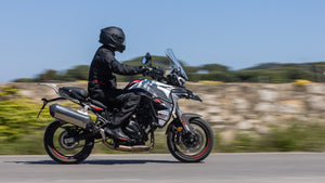Benelli TRK 702 2025, más equipada por menos precio, promoción activa en Barcelona