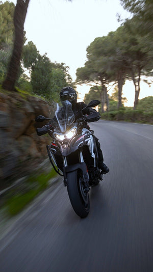 Benelli TRK 702 gris con puños calefactables y parrilla mejorada, disponible en Barcelona