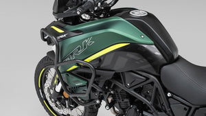 Detalle de las defensas originales de la Benelli TRK 702 X 2025 en Motos Tarragona