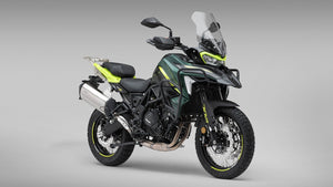 Benelli TRK 702 X 2025 verde Forest Green equipada, en exposición en Motos Tarragona para Lleida