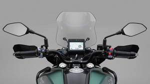 Puños calefactables de serie en la nueva Benelli TRK 702 X 2025, ya disponibles en Barcelona