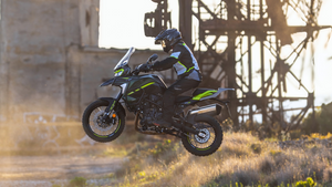 Benelli TRK 702 X 2025 verde con defensas, cúpula grande y asiento calefactable, ya disponible en Tarragona