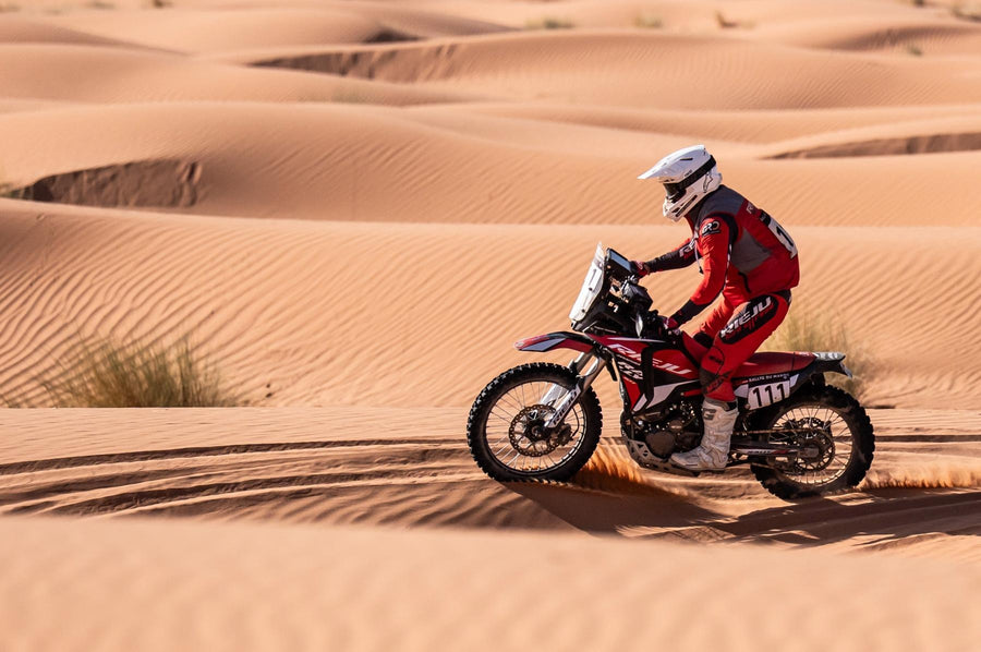 Rieju Aventura Rally 307R perfil lateral – estilo rally, gráfica racing roja