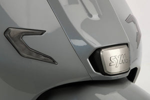 SYM Fugue 125 retro detalle Logo SYM, concesionario oficial en Tarragona y Reus